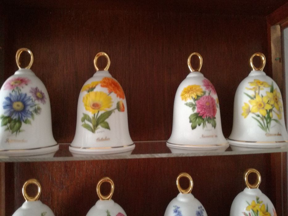 Colecção de 12 Sinos com os12 Meses e Móvel Expositor