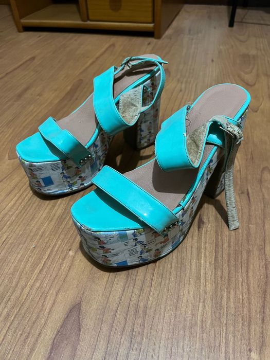 Sapatos muito usados