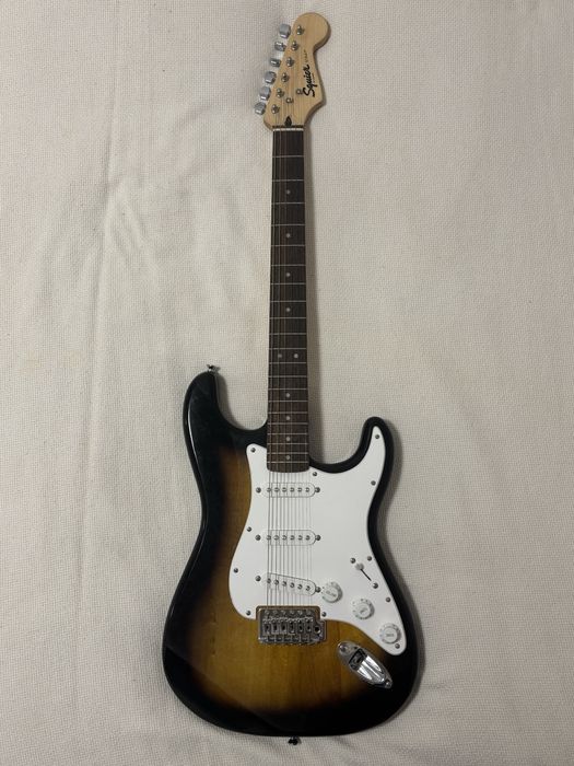 Kit Guitarra Elétrica Squier + Amplificador – Como Novo