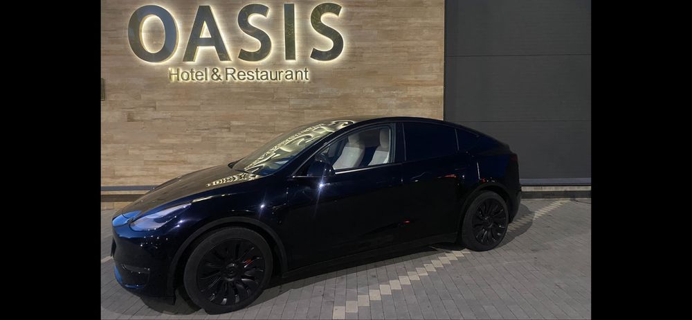 Тесла Y, 82 квт, полный привод.