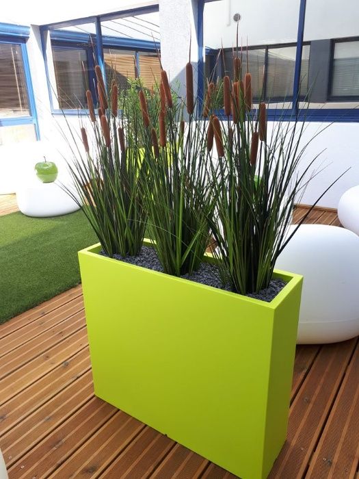 Vasos e floreiras com iluminação