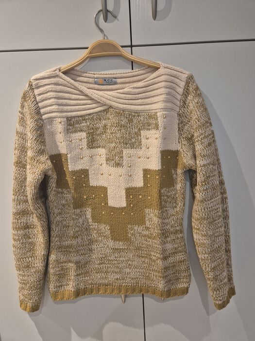 Brązowy sweter damski