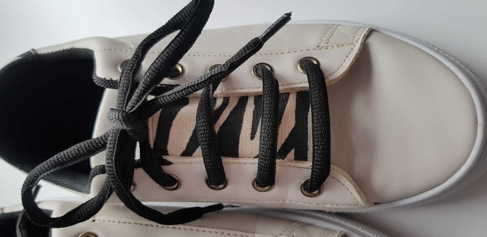 Kremowe trampki skórkowe 36