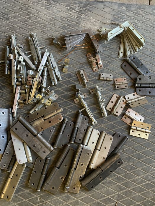 Петлі дверні, шпінгалети, кути для вікон, дверей