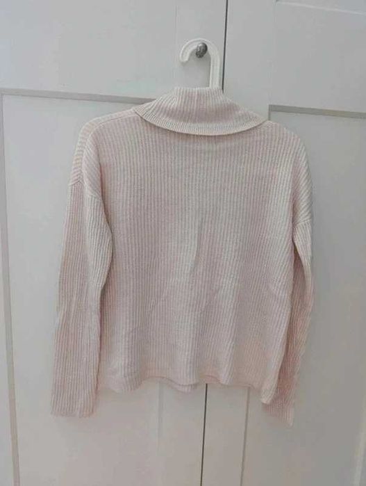 Cienki beżowy sweterek z wykładanym golfem classic s