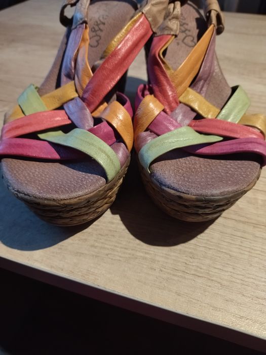 Sandałki na koturnie Presso