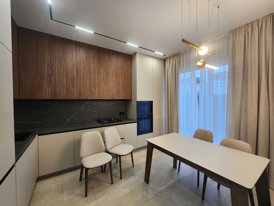 Вітаю. ГАЗ, ЦЕНТРАЛЬНІ КОМУНІКАЦІІ, будинок-дуплекс 125м2; Ліцей#1.