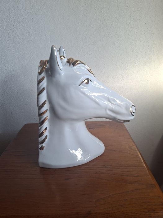 0Vendo escultura em porcelana branca de cavalo