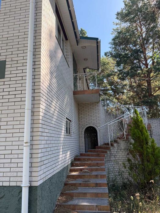 ПРОДАЖ будинку-комплексу з ремонтом і меблями 700 м кв + 50 соток землі, 3 входи, цоколь, баня, альтанки Вища Дубечня 25 км від м Оболонь !!