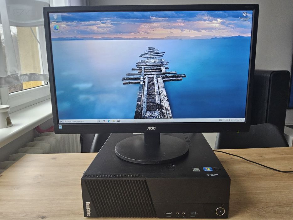 Komputer Lenovo z monitorem