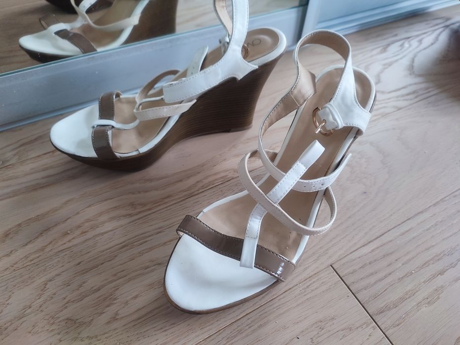 Sandały damskie, koturna