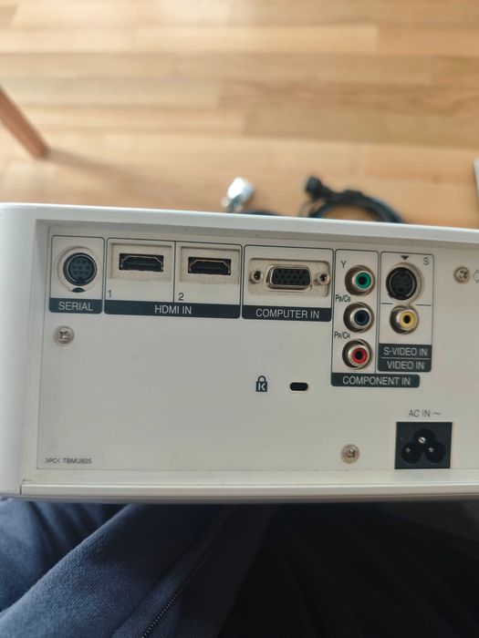 Projektor PANASONIC PT-AX200E -tylko 588h pracy.