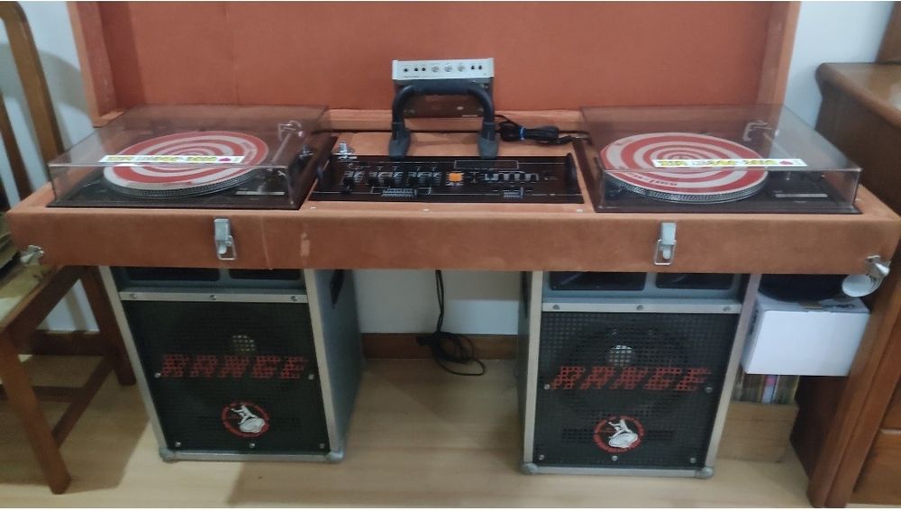 Aparelhagem  DJ de giradiscos,  amplificador, colunas e mesa de mistura.