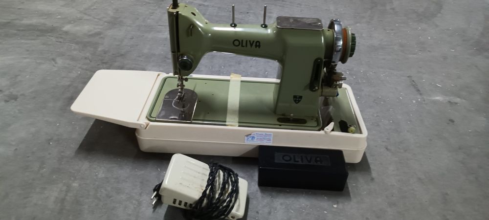 Máquina de costura OLIVA