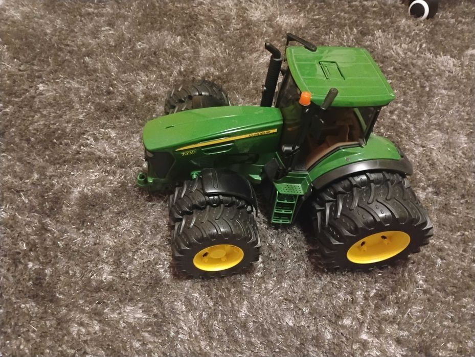 Traktor John Deere marki Bruder