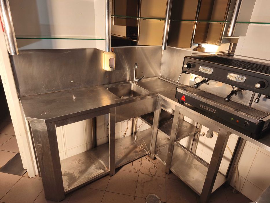 Balcão vitrine e prateleiras para snack bar ou café