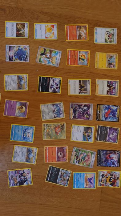 130 kart pokemon i 2 pokeballe