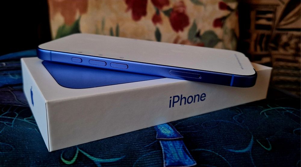 Smartfon Apple iPhone 16  256 GB Ultramaryna