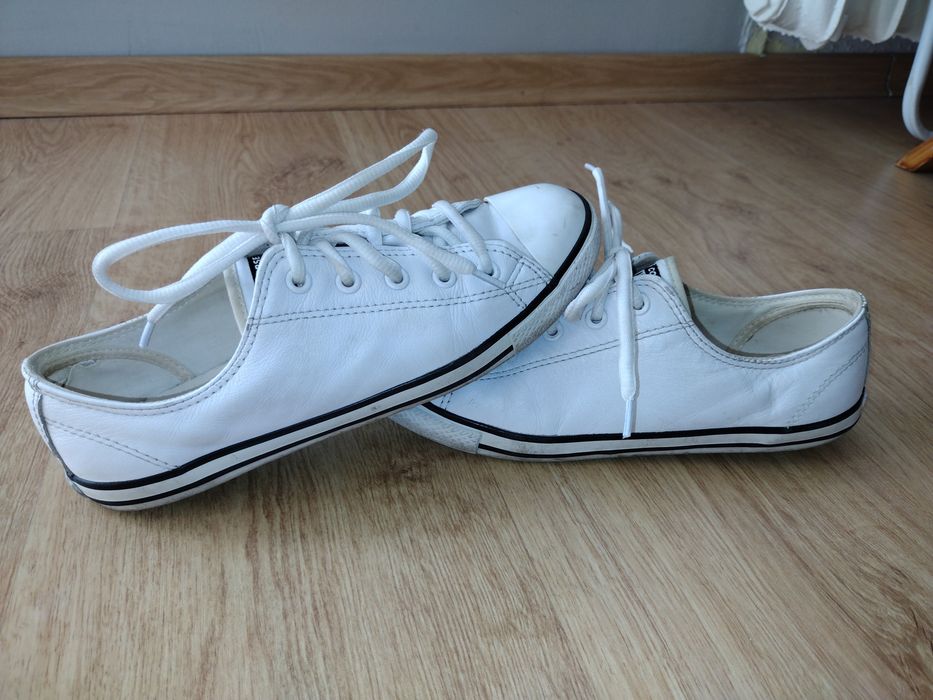 Białe skórzane trampki Converse