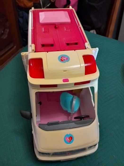 Ambulância e Clínica Transformável da Barbie