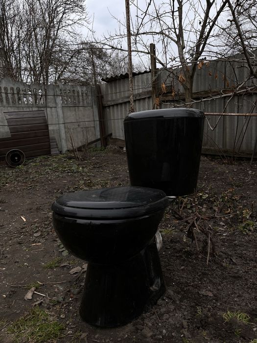 Унітаз чорного кольору