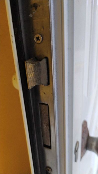 Porta exterior de alumínio  com vidro opaco
