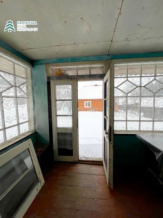 Старий будинок разом з земельною ділянкою в селі Подобовець