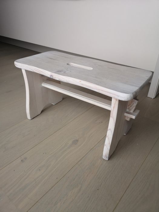 Taboret bejcowany na biało, drewniany