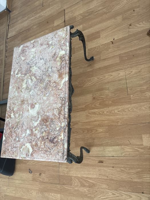 Mesa pequena de marmore antiga em bom estado