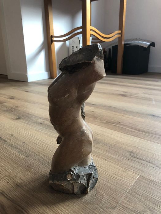 escultura homem e mulher em marmore