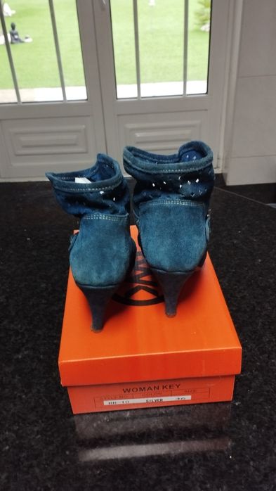 Botins em pele  tam. 35