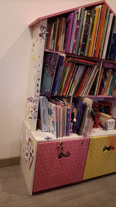 Estante infantil de madeira