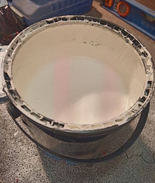 Emulsja Dulux antyczny marmur.