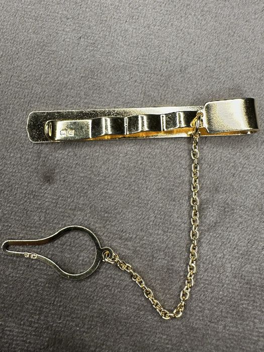 Alfinete de gravata em prata dourada