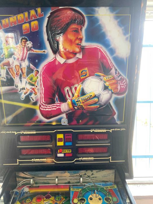 Máquina de Flippers Mundial 90 – Retro Gaming com Estilo