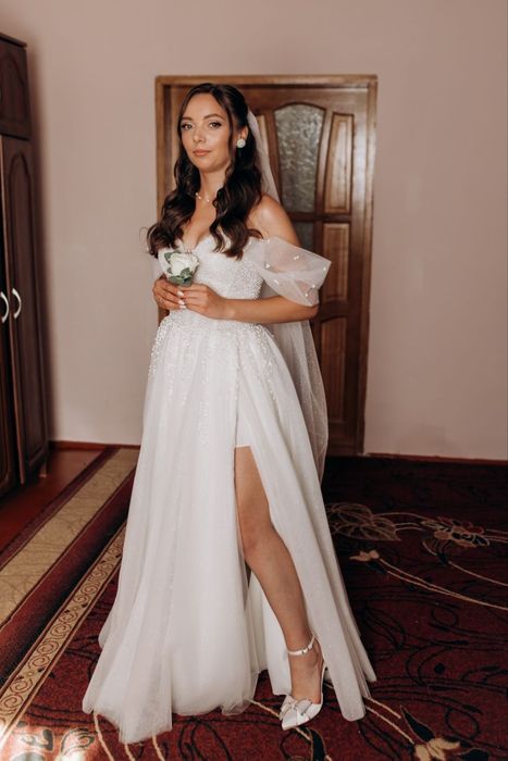 Весільна сукня кольору айворі