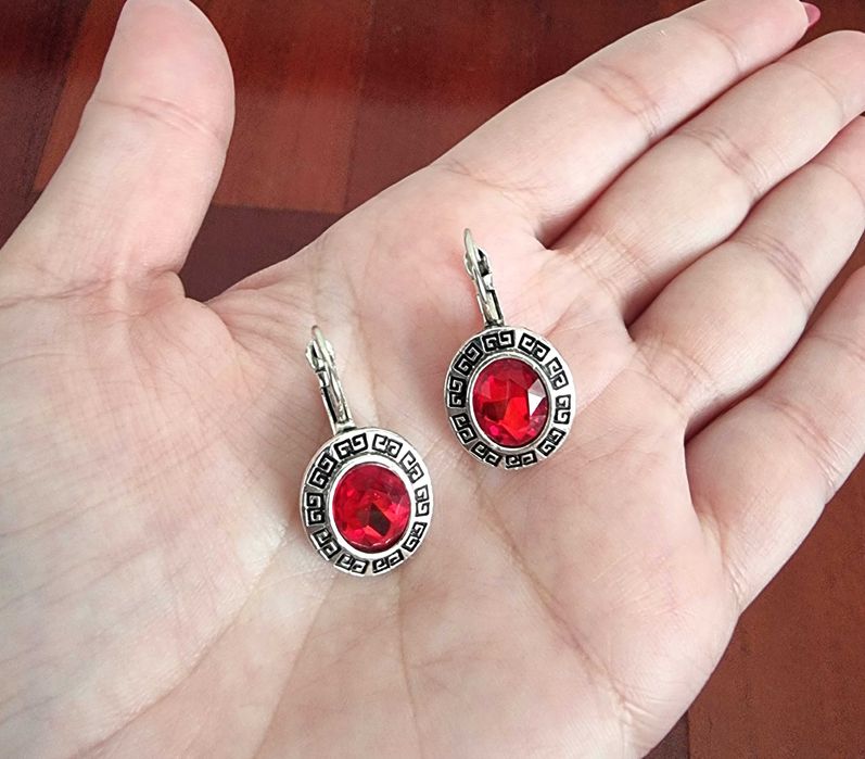 Brincos pequenos cinzentos/ prateados e vermelhos