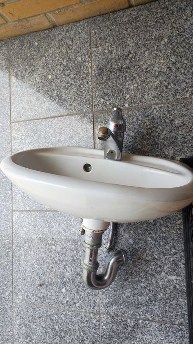Lavatório branco com torneira