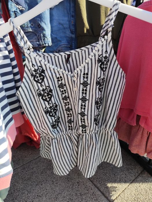 Top preto e branco as riscas com detalhes