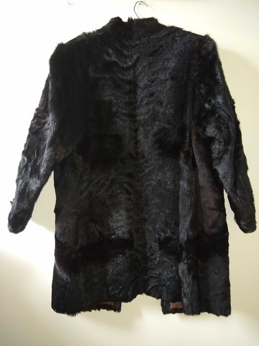 Damski płaszcz naturalne futro z kóz syberyjskich, koloru czarnego.