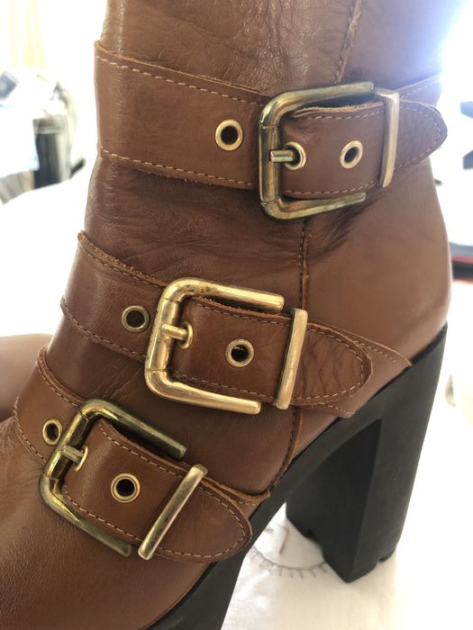 Bota compensada camel