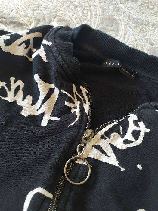 Bluza MOHITO M L czarna białe napisy suwak bawełna wiosna