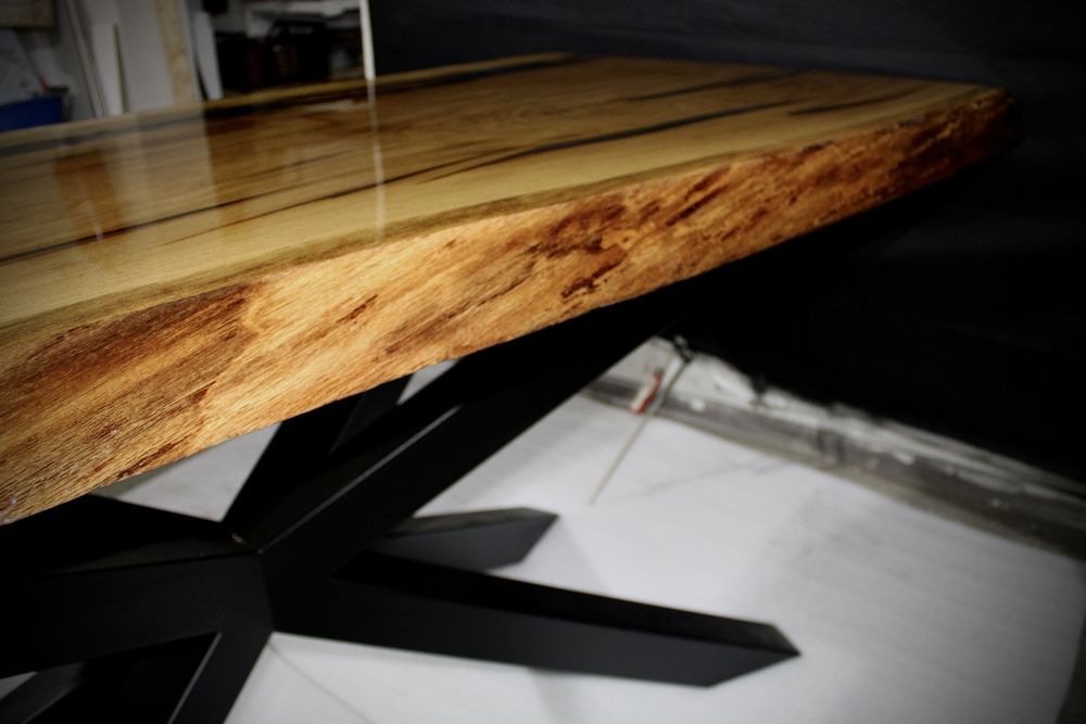 Stół dębowy z żywicą. Monolit