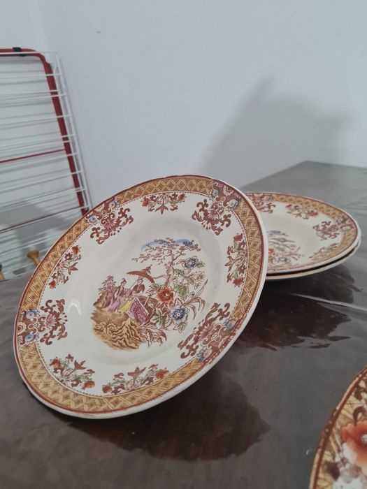 Conjunto de 20 pratos em louça antigos