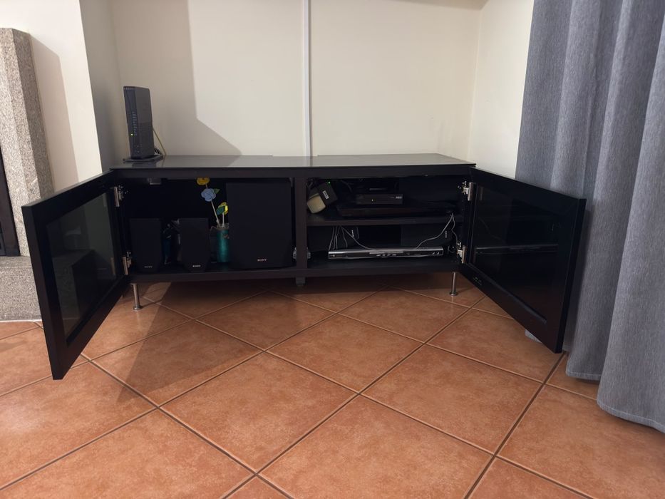 Móvel televisão com tampo de vidro