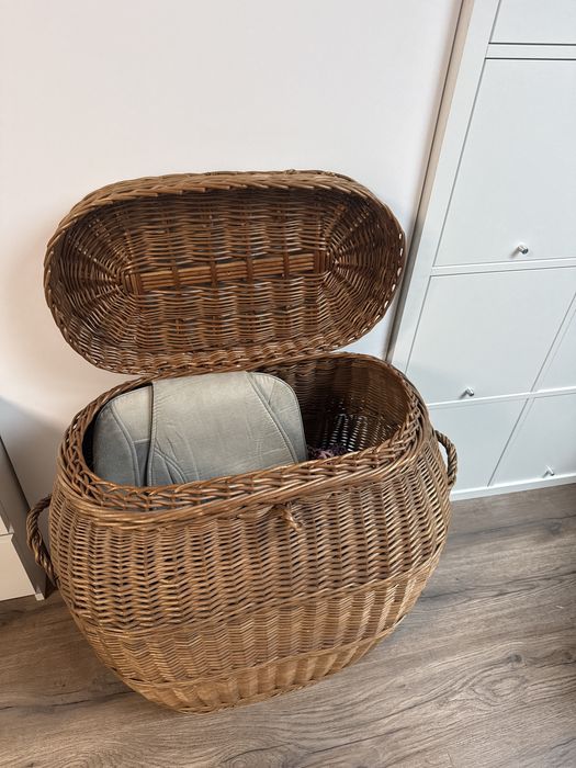 Duży kufer wiklinowy z pokrywą vintage – pleciony
