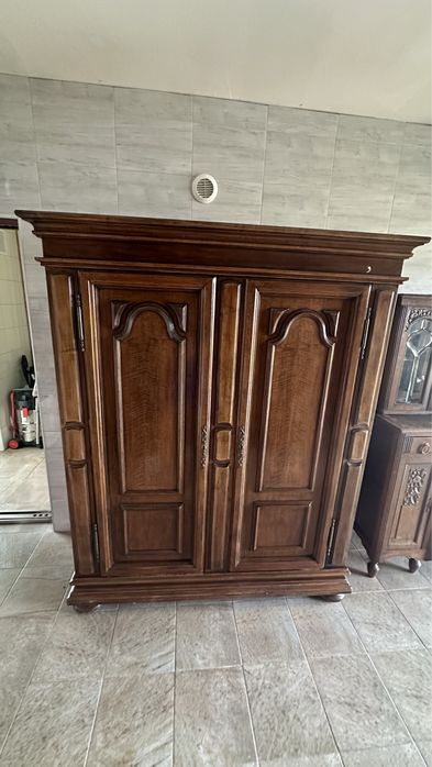 Antyczna szafa z drzewa