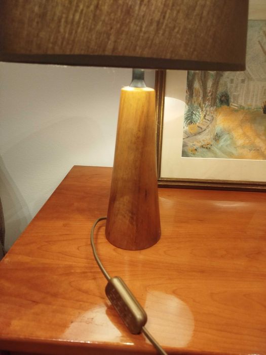 Candeeiro mesa/secretária, com base em madeira