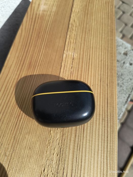Realme buds t200 lite samą case- ładowarka. Działa używane jak na zdjęciu. Niestety samą słuchawki zostały zamoczone.