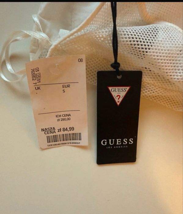 Nowy top Guess z metka